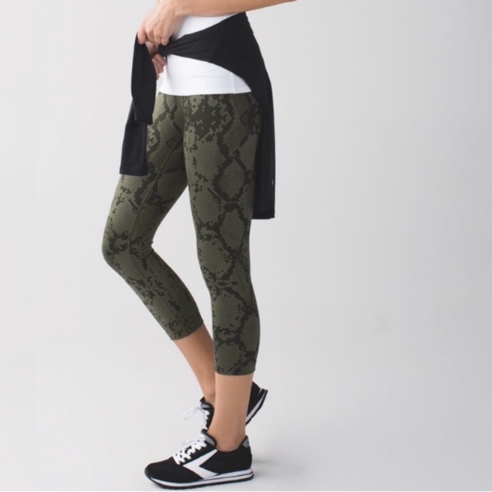 Lululemon Wunder Under Crop III *Full-On LuonZiggy ~ Size 4